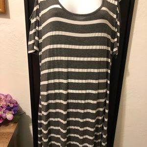 Maxi dress with cold sleeves